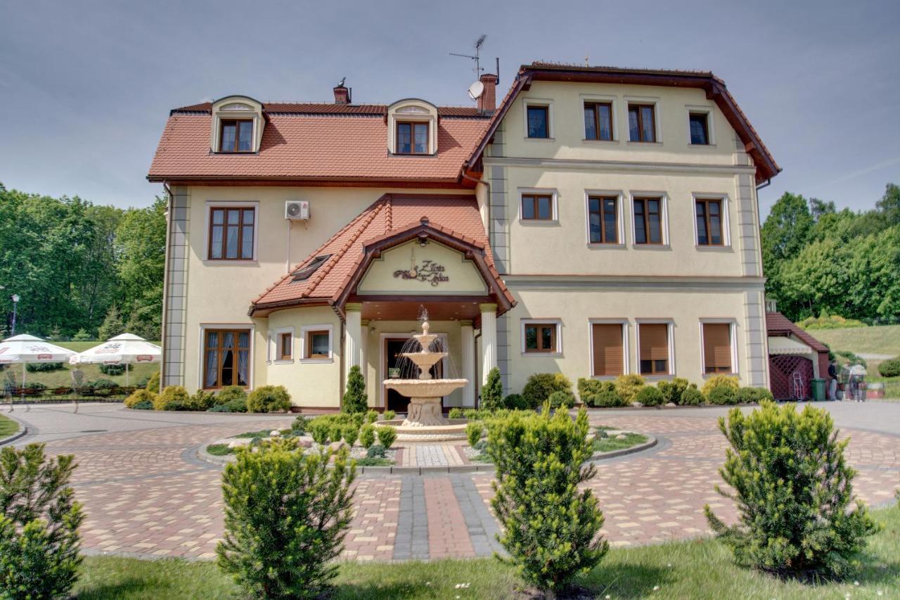 Zajazd Zlota Iglica Pogrzebien Exterior foto